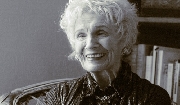 Nhà văn đoạt giải Nobel Alice Munro: Bậc thầy truyện ngắn tuổi 90