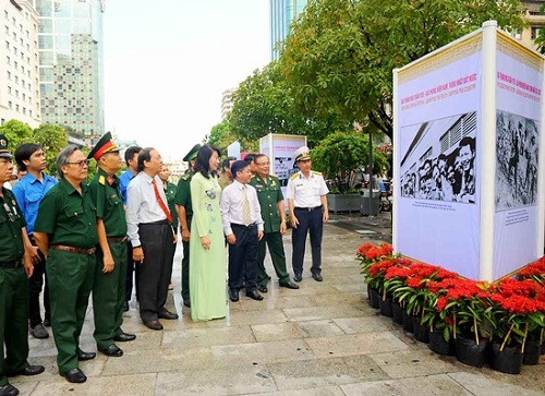 Khai mạc triển lãm “Thành phố Hồ Chí Minh - 42 năm hòa bình, phát triển và hội nhập”