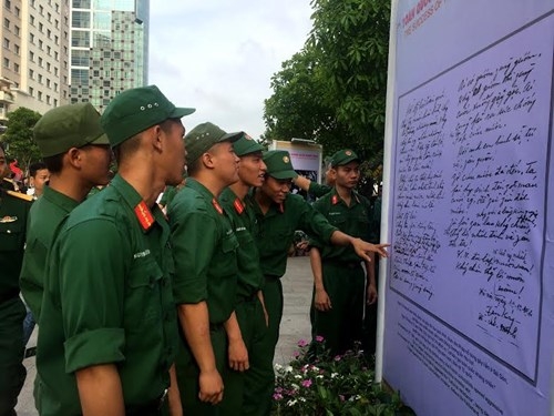 Khai mạc triển lãm ảnh “Truyền thống hào hùng của Quân đội và nhân dân Việt Nam”