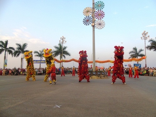 Quảng Bình: Tưng bừng lễ hội diễu hành đường phố và múa bông, chèo cạn