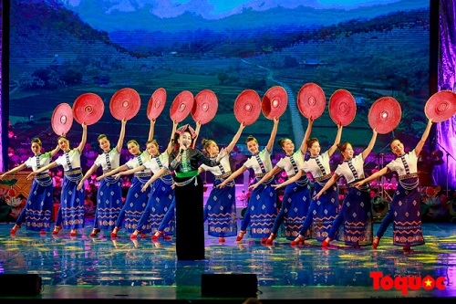 Tự hào cùng “Đất nước bốn mùa hoa”