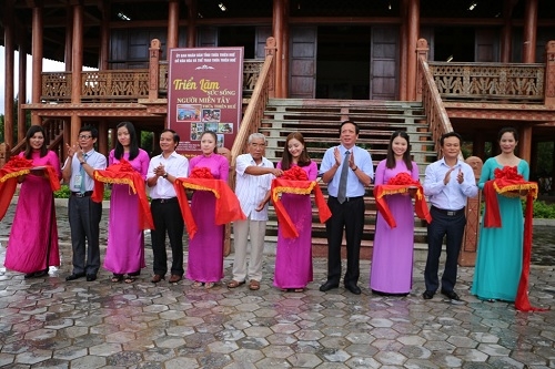 Triển lãm chuyên đề “Sức sống người miền Tây Thừa Thiên Huế” và trưng bày sách về “Cuộc đời và sự nghiệp của Chủ tịch Hồ Chí Minh”