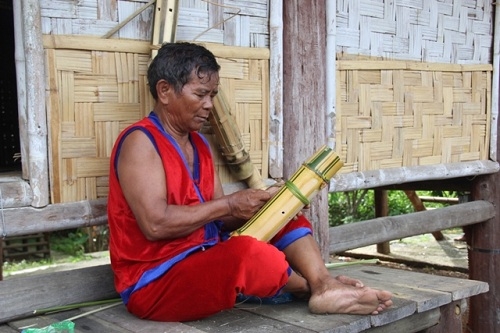 Đồng bào Raglai chế tác Đàn Chapi tại “Ngôi nhà chung”