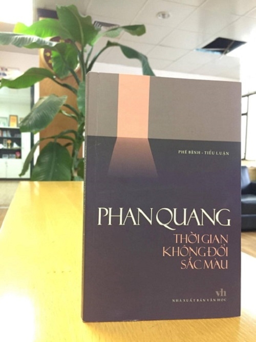 Đọc “Thời gian không đổi sắc màu” của Phan Quang, thấy cần phải viết