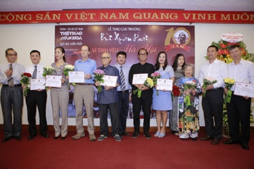 Nhà văn Băng Sơn nhận Giải thưởng - Vì Tình yêu Hà Nội lần thứ 10