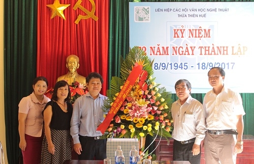 Lãnh đạo thành phố chúc mừng kỷ niệm 72 năm Ngày thành lập Liên Hiệp các Hội VHNT tỉnh TT.Huế (1945 - 2017)