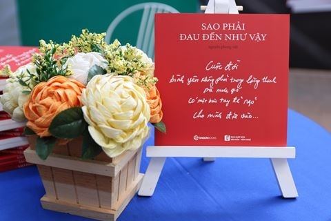 Nhà thơ Nguyễn Phong Việt giao lưu và ký tặng sách tại Hà Nội
