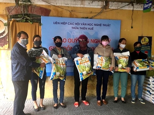 Văn nghệ sĩ Thừa Thiên Huế trao tặng gạo cho bà con khó khăn