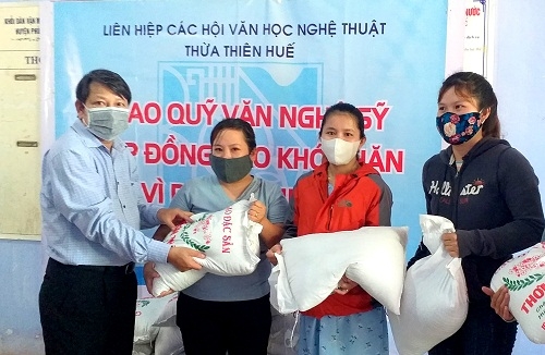 Liên hiệp Hội trao 100 suất gạo cho người lao động ở Phú Lộc