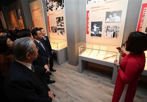 Khai mạc trưng bày chuyên đề 'Đảng Cộng sản Việt Nam - Từ Đại hội đến Đại hội'