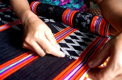 Đặc trưng văn hóa trong các sản phẩm dệt truyền thống của nhóm Katuic