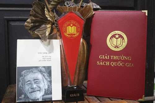 Trao giải thưởng Sách Quốc gia lần 4-2021 đến gia đình nhà thơ Trần Vàng Sao