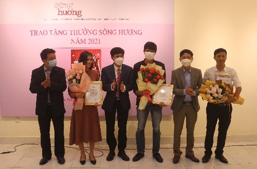 Trao tặng thưởng Sông Hương 2021