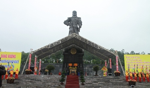 Dâng hương kỷ niệm 233 năm Nguyễn Huệ lên ngôi Hoàng đế và xuất binh đại phá quân Thanh