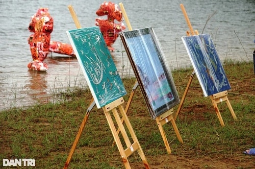 Hàng chục họa sĩ tổ chức cuộc triển lãm có "1 không 2" bên bìa rừng