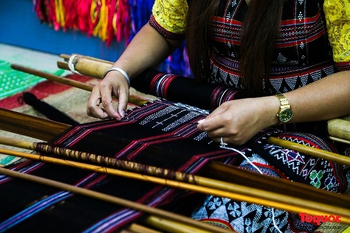 Bảo tồn, phát huy nghề dệt thủ công truyền thống - di sản Dèng của dân tộc Tà Ôi ở Thừa Thiên Huế