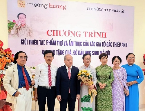 Giới thiệu tác phẩm thơ và ẩm thực của tác giả Hồ Đắc Thiếu Anh và trao tặng quà, đỡ đầu học sinh mồ côi