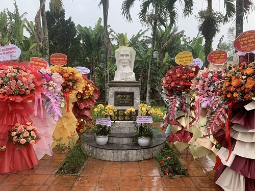 Dâng hương tưởng niệm ông tổ nghề Nhiếp ảnh Việt Nam Đặng Huy Trứ